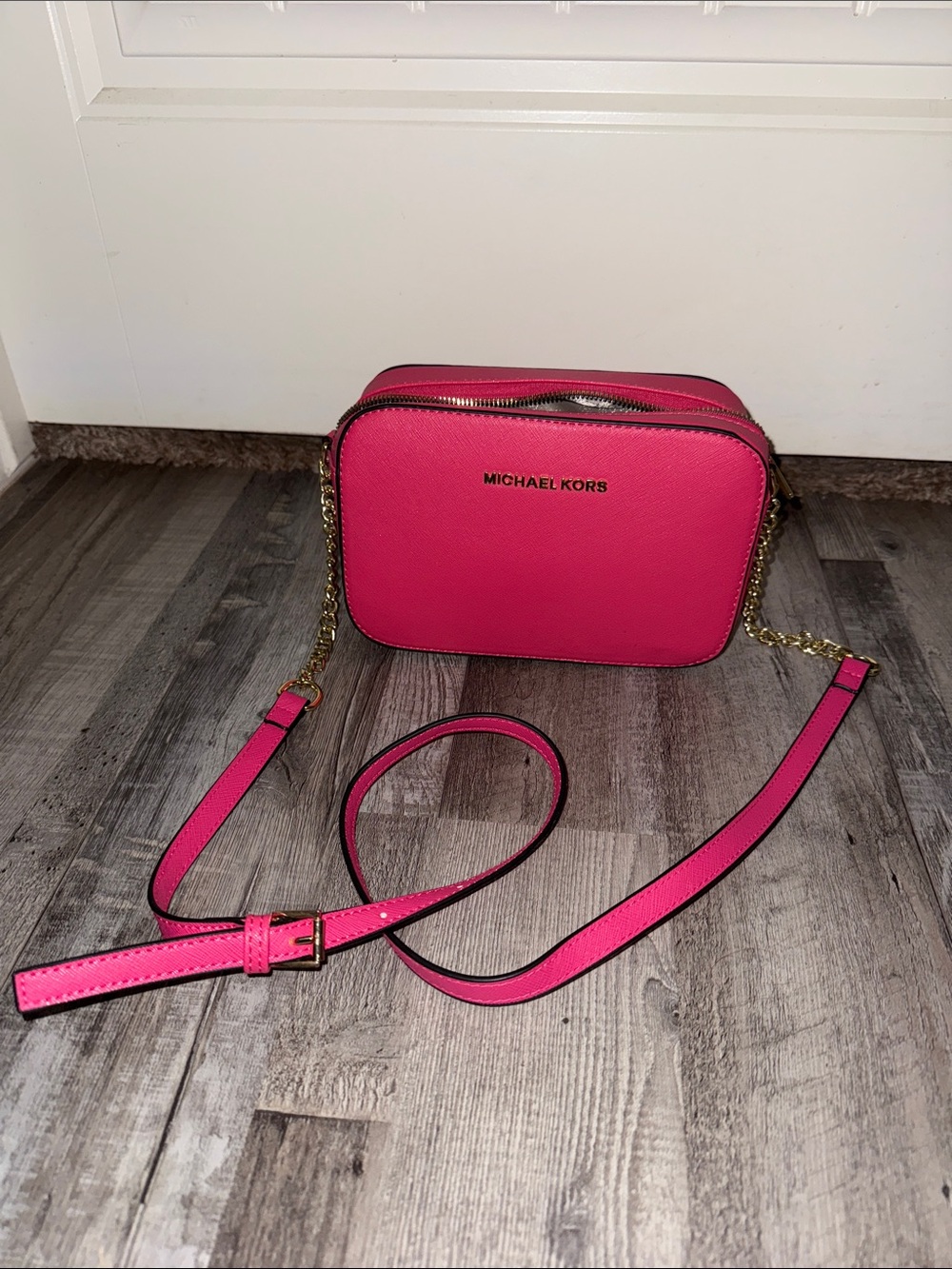 Michael Kors Fuchsia Jet Set Saffiano Crossbody with Gold Hardware - Picture 2 of 8